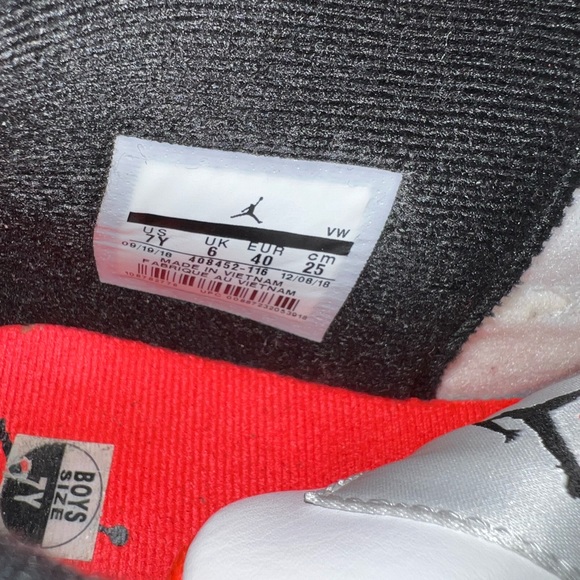 Jordan 4 - Picture 11 of 11